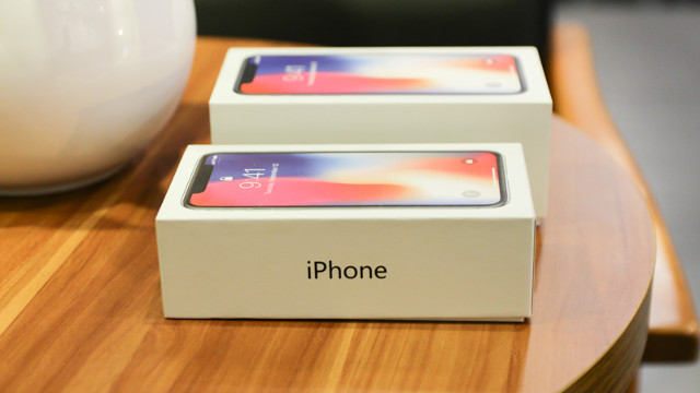 Về vỏ hộp của iPhone X