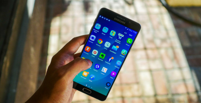 Tư thế cầm máy