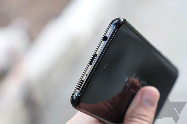 Microphone chống ồn giúp tránh các tiếng ồn lớn hiệu quả.