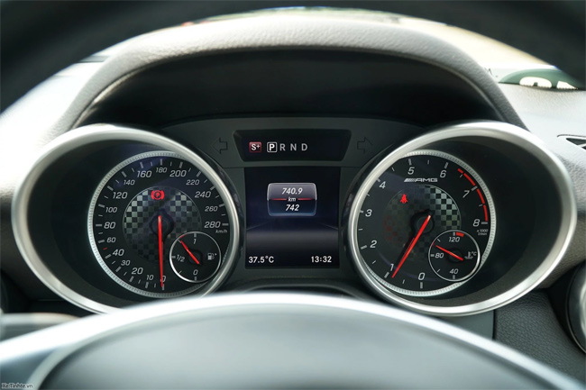 Những con số cao vút hiện thị ở bảng đồng hồ là thứ thu hút nhóm khách hàng ưa thích tốc độ