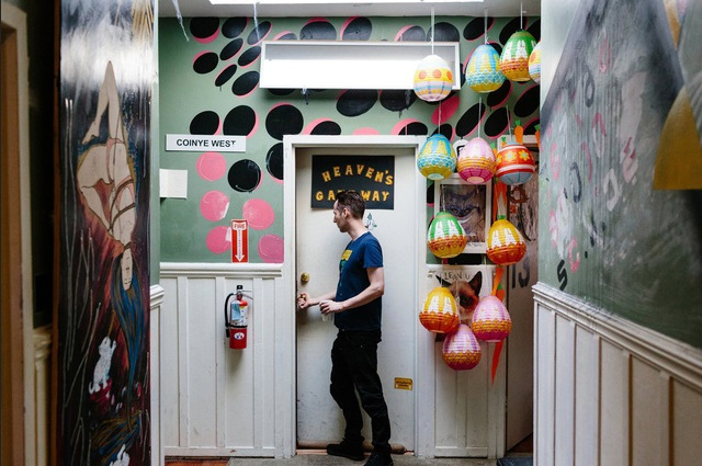 Grant Hummer bên ngoài căn phòng của anh tại San Francisco