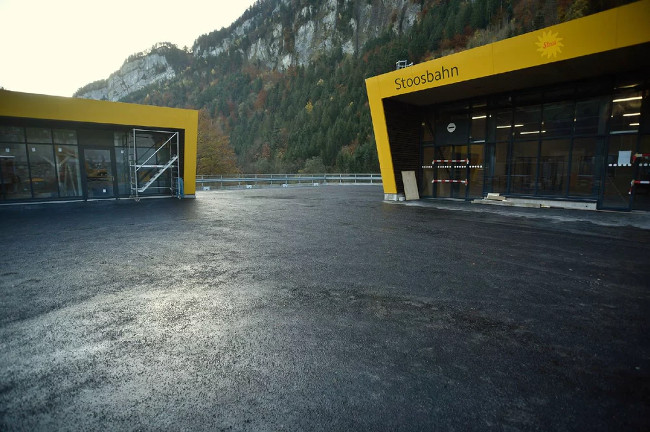 Tàu đường sắt cao nhất thế giới leo lên sườn núi