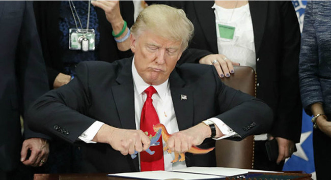 Ông Donal Trump đang chơi đồ chơi ư?