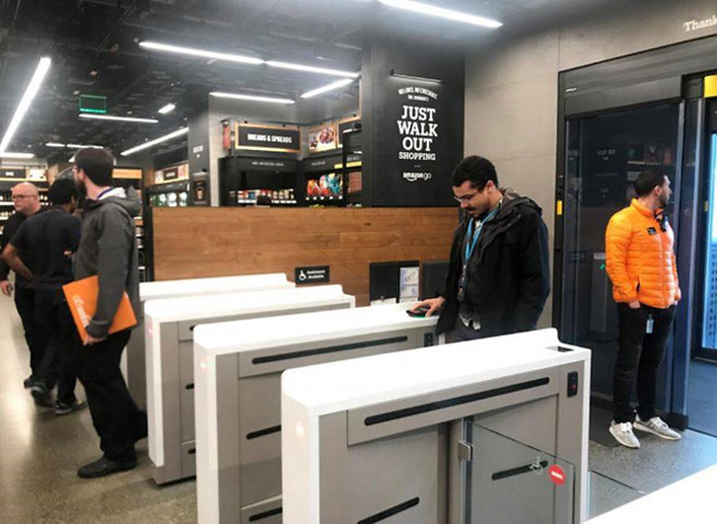 Một khách hàng đang quét ứng dụng bằng điện thoại thông minh trước khi vào cửa hàng Amazon Go ở Seattle