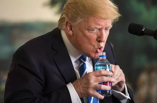 Tổng thống Donald Trump uống nước