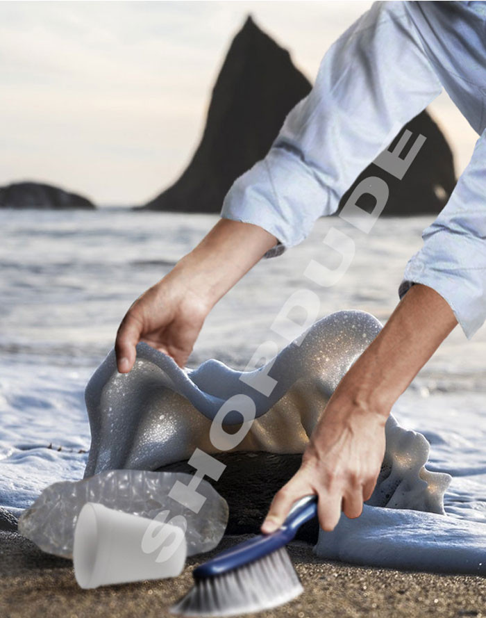 Bọt sóng trùm lên tảng đá trước lúc ào vào bờ.