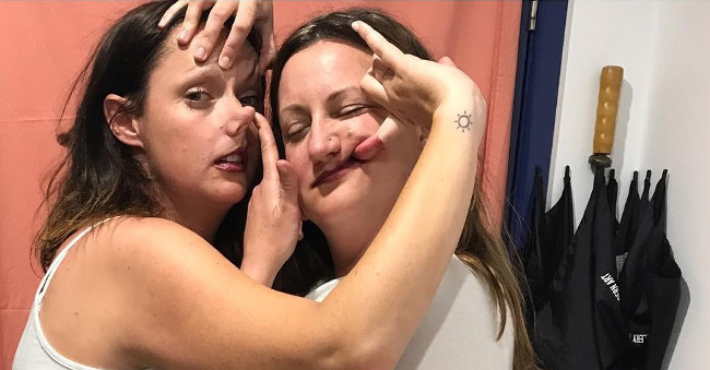 Bức ảnh chụp tình cảm trước kia giờ thay bằng bức ảnh thể hiện mối quan hệ thực sự của phụ nữ.