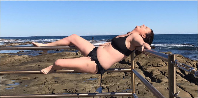 Lan can dù vững cũng phải chao đảo trước sức nặng của em.