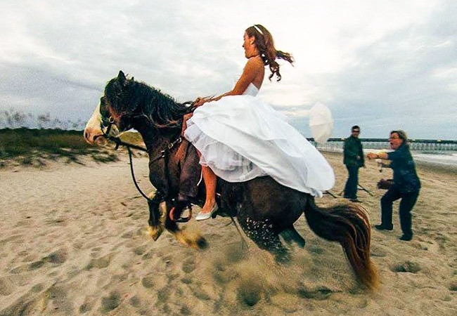 Bên trên thơ mộng bao nhiêu thì bên dưới vỡ mộng bấy nhiêu.