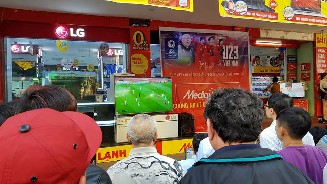 Đâu đâu cũng thấy những cổ động viên cuồng nhiệt