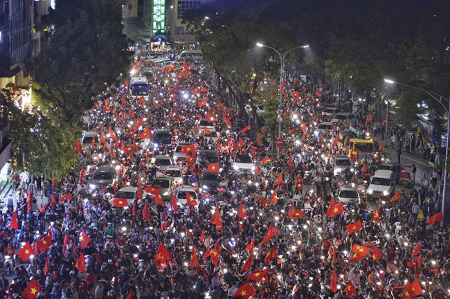 Muôn kiểu ăn mừng chiến thắng của cổ động viên khi U23 Việt Nam vào chung kết 1