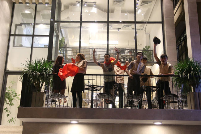 Các quán cà phê cũng cổ động