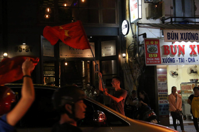 Muôn kiểu ăn mừng chiến thắng của cổ động viên khi U23 Việt Nam vào chung kết