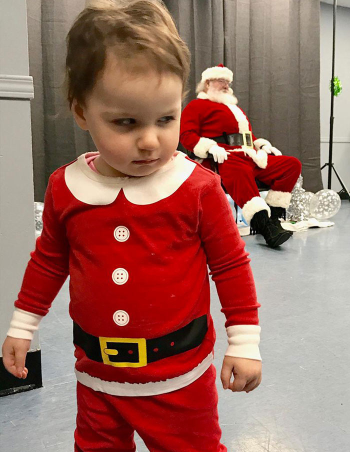 Em bé đến thăm ông già Noel