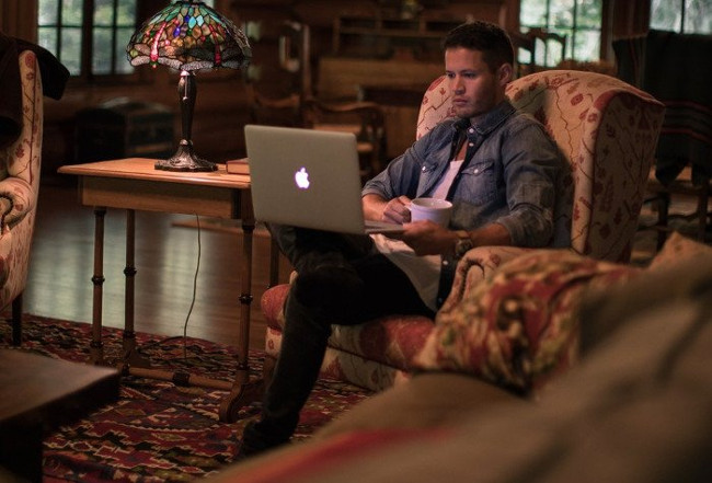 Đặt máy tính lên đùi