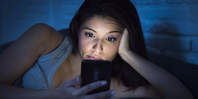 Đặt điện thoại trên giường