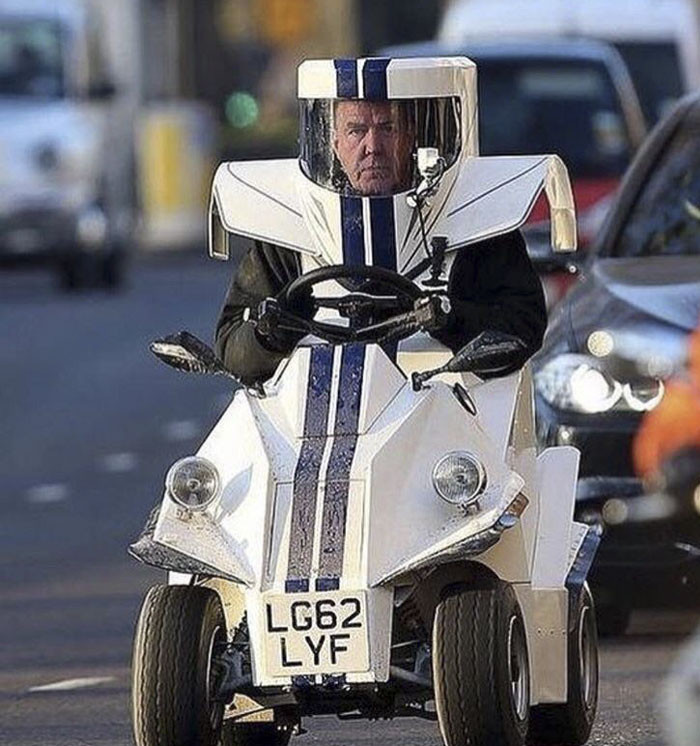 Jeremy Clarkson đang lái…