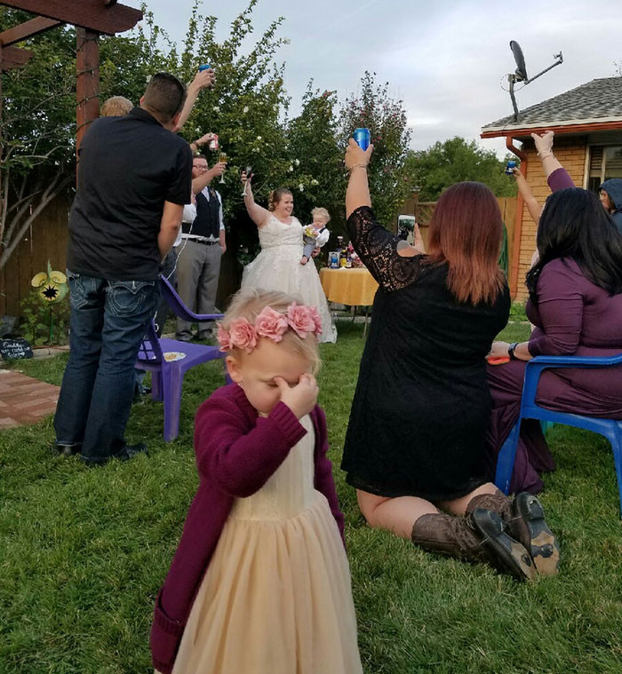 Không ai quan tâm đến con cả!