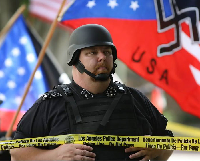 Bạn có nhìn thấy cằm của anh ấy không?