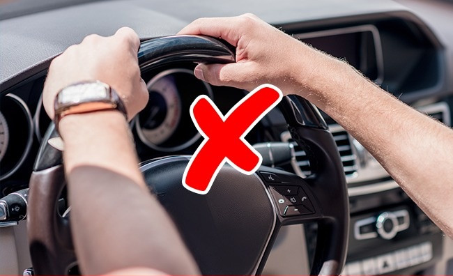 Giữ vô lăng xe ôtô sai cách