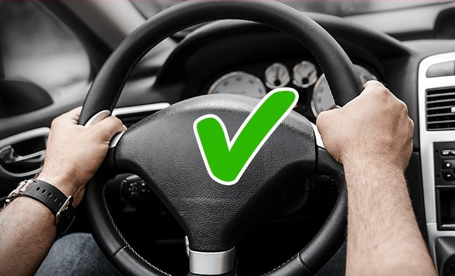 Giữ vô lăng xe ôtô