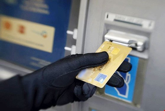 Nạn trộm cắp thông tin tài khoản ngân hàng khi rút tiền tại cây ATM