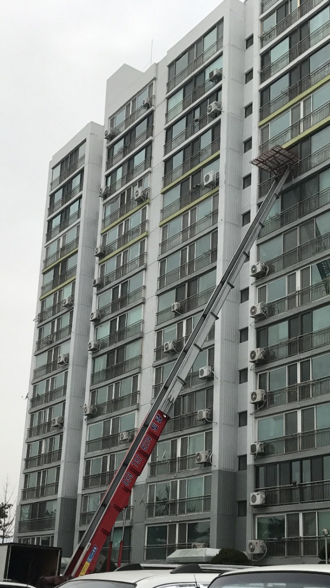 Chẳng cần tốn chỗ thang máy mà hàng hóa vẫn đi tới đích.