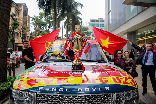 Xe dán decal cỗ vũ U23 Việt Nam