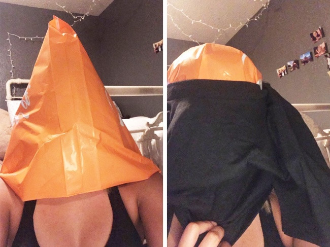 Chụp túi lên đầu rồi mặc quần áo vào, như vậy lớp trang điểm không thể làm bẩn quần áo của bạn.