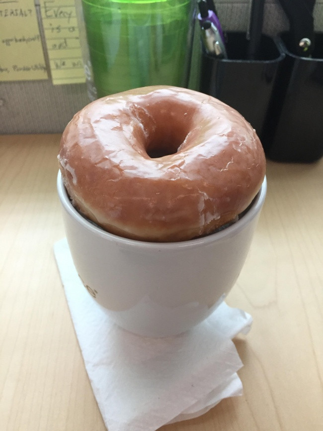 Đặt bánh Donut lên cốc nước nóng, bạn sẽ có một chiếc bánh như vừa mới đưa ra khỏi lò.