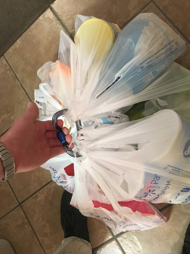 Cách này giúp bạn có thể dễ dàng cầm nhiều túi cùng một lúc.