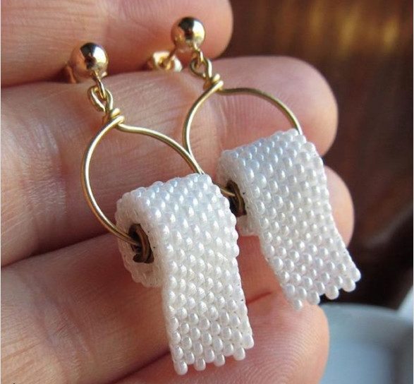 Bạn sẽ làm gì để nổi bật giữa đám đông? Đeo đôi bông tai này chăng?