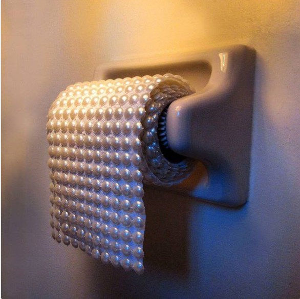 Cuộn giấy vệ sinh này được mô tả bằng từ: "sang trọng".