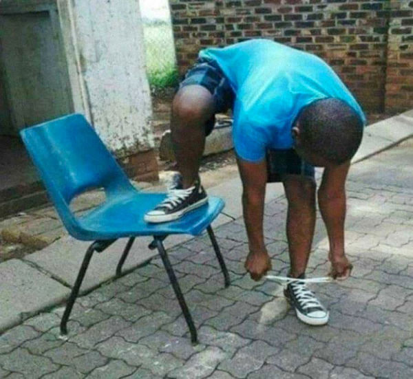 Khi bạn buộc giầy nhưng không muốn đụng hàng