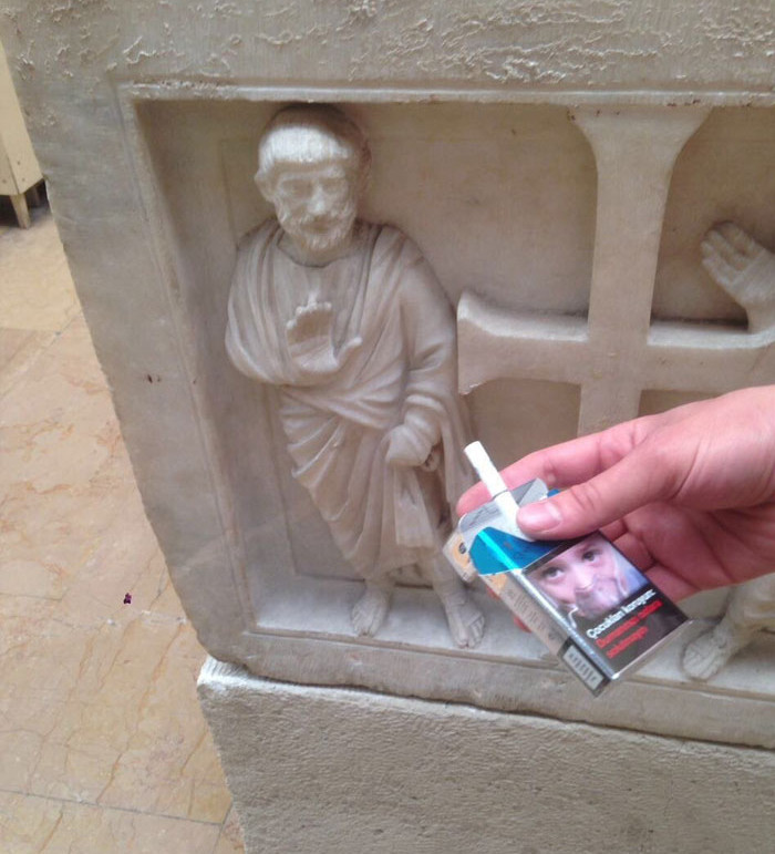 Bức tượng cũng biết từ chối lời mời hút thuốc.