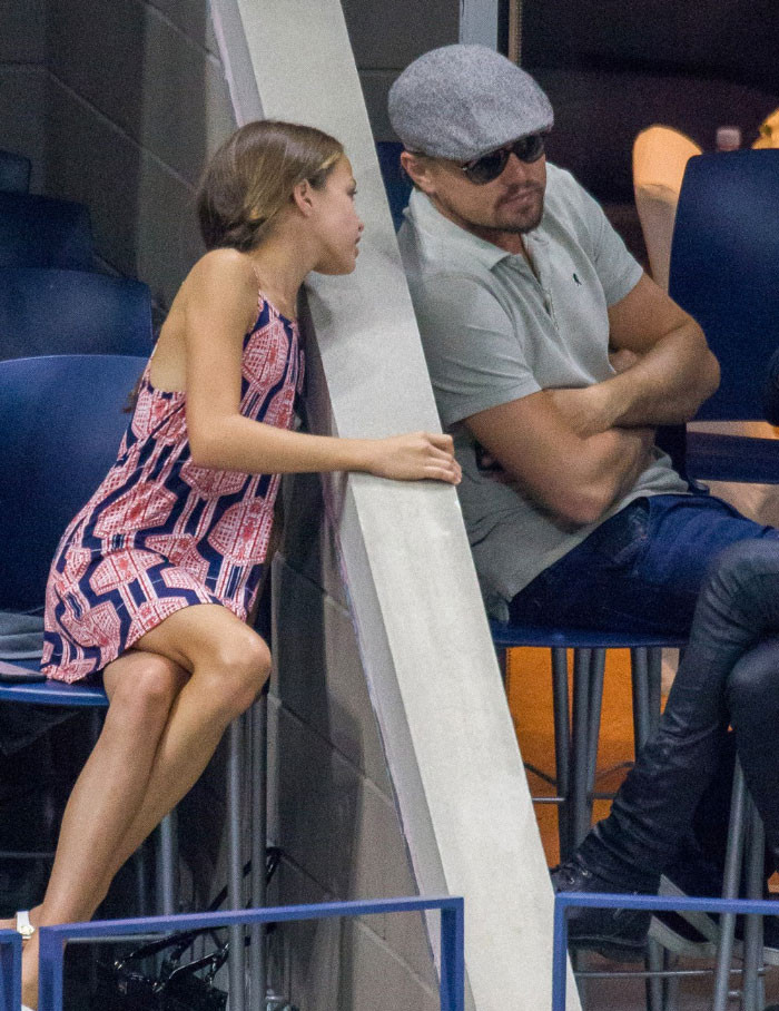 Leonardo Dicaprio đang nói chuyện với một fan nhỏ tuổi.