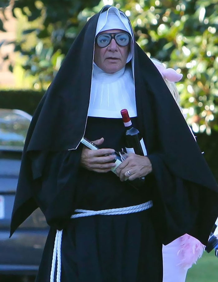 Harrison Ford mặc như một nữ tu trong ngày Halloween.