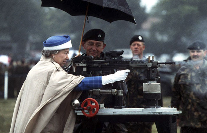 Hình ảnh Nữ hoàng đang ngắm bắn một khẩu súng trường