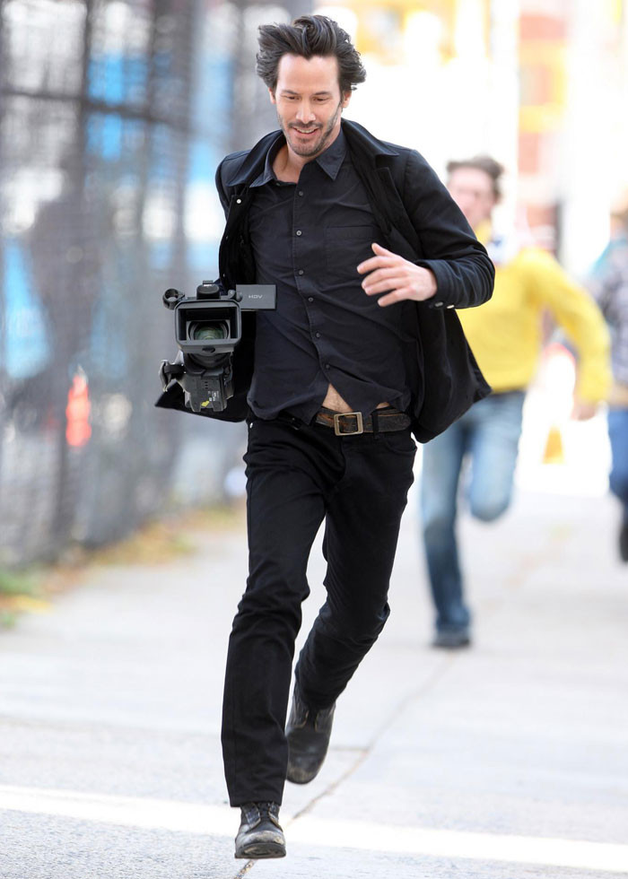 Keanu Reeves chạy sau khi lấy được máy ảnh của một Paparazzi.