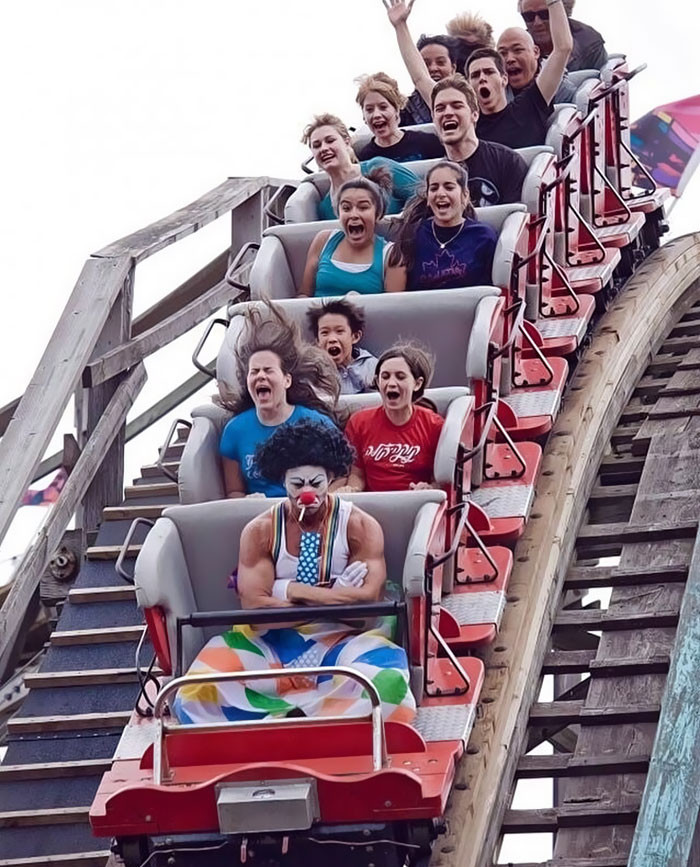 Chú hề khó tính trên đường ray xe lửa trên cao.