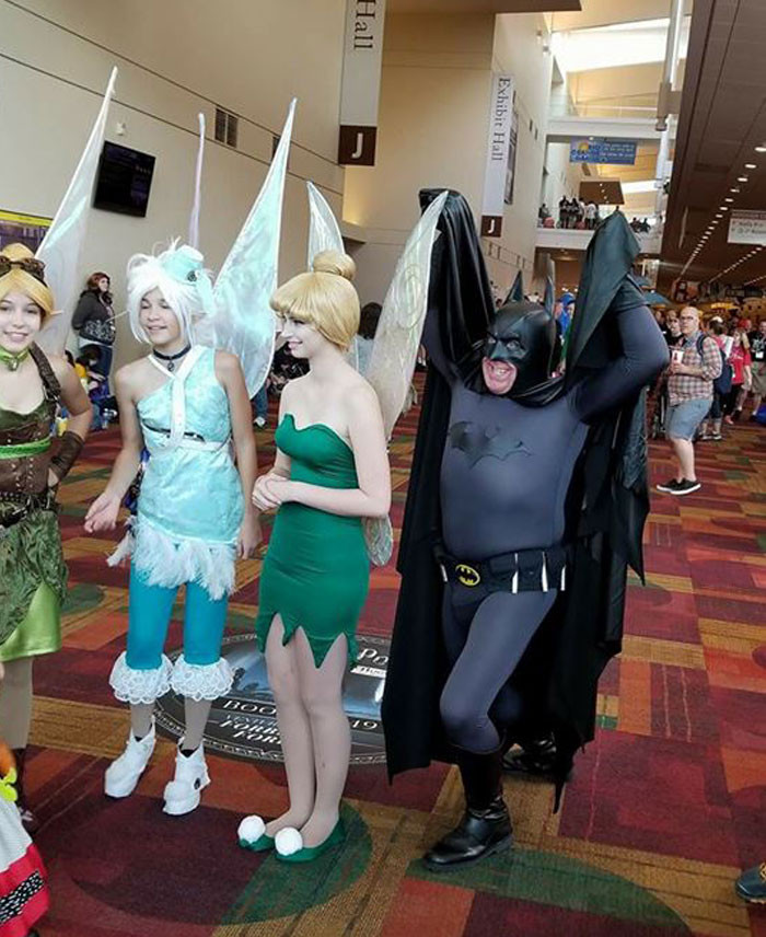 Batman cố gắng phù hợp với Pixies tại Gencon.