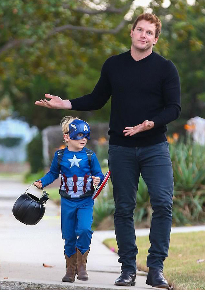 Diễn viên Chris Pratt cùng con trai Jack hóa trang áo quần và mặt nạ hình ma quỷ, rồi cầm lồng đèn đi từ nhà này sang nhà khác trong xóm, gõ cửa và nói “trick or treat.”