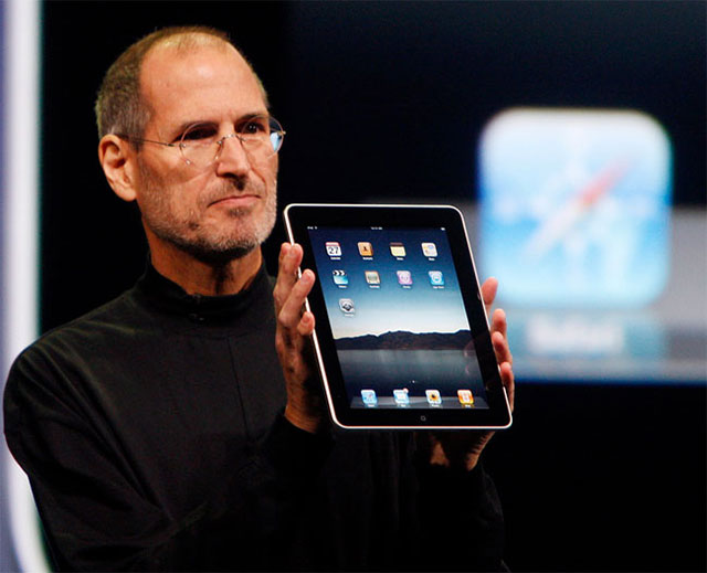 Steve Jobs giới thiệu chiếc iPad đầu tiên vào năm 2010