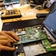 Bạn cần chuẩn bị dụng cụ và lưu ý gì khi tháo lắp laptop lần đầu?