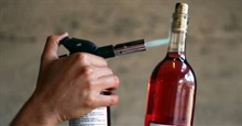 10 cách mở nắp chai rượu vang khi không có đồ khui