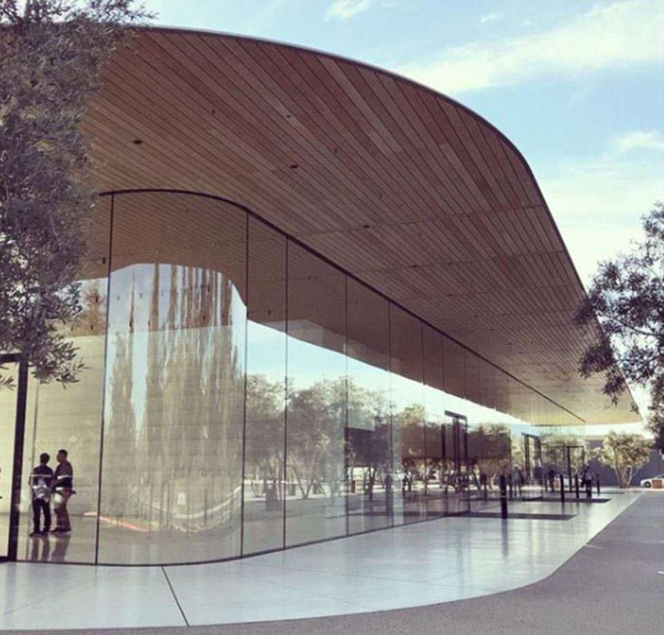 Hình ảnh từ các tài khoản Instagram của nhân viên Apple