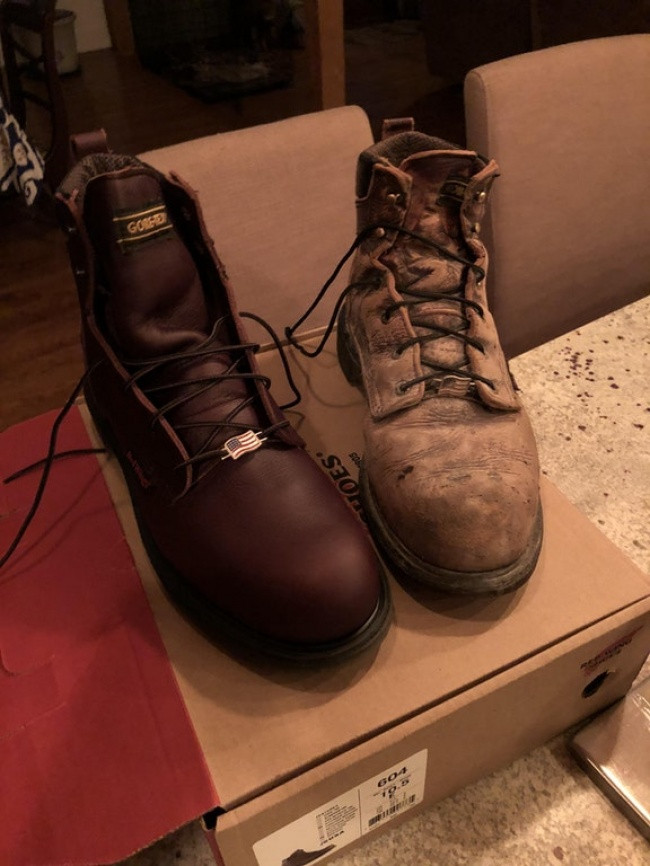 Đôi giày bạc phếch, cũ kỹ sau 3 năm với 6.000 giờ làm việc.