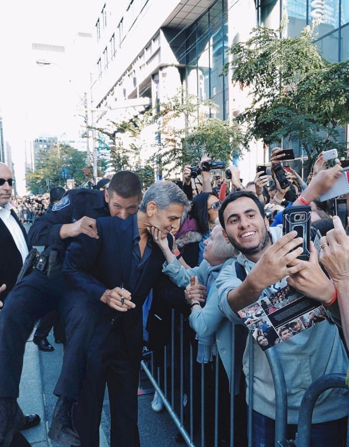 Ảnh chế có vẻ không liên quan