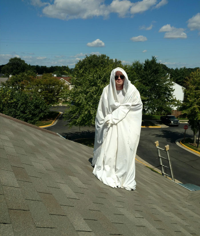 Anh trai tôi phải tự phòng vệ trước tổ ong.