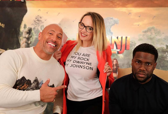The Rock và Kevin Hart chụp ảnh cùng một fangirl